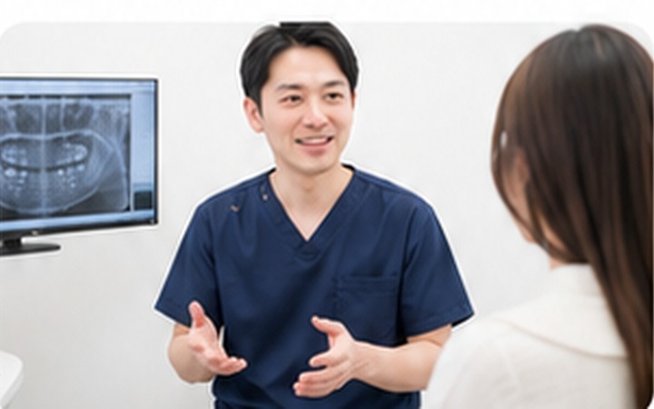 診療について説明を行う歯科医師