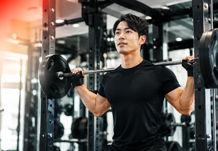 バーベルで筋力トレーニングをする男性